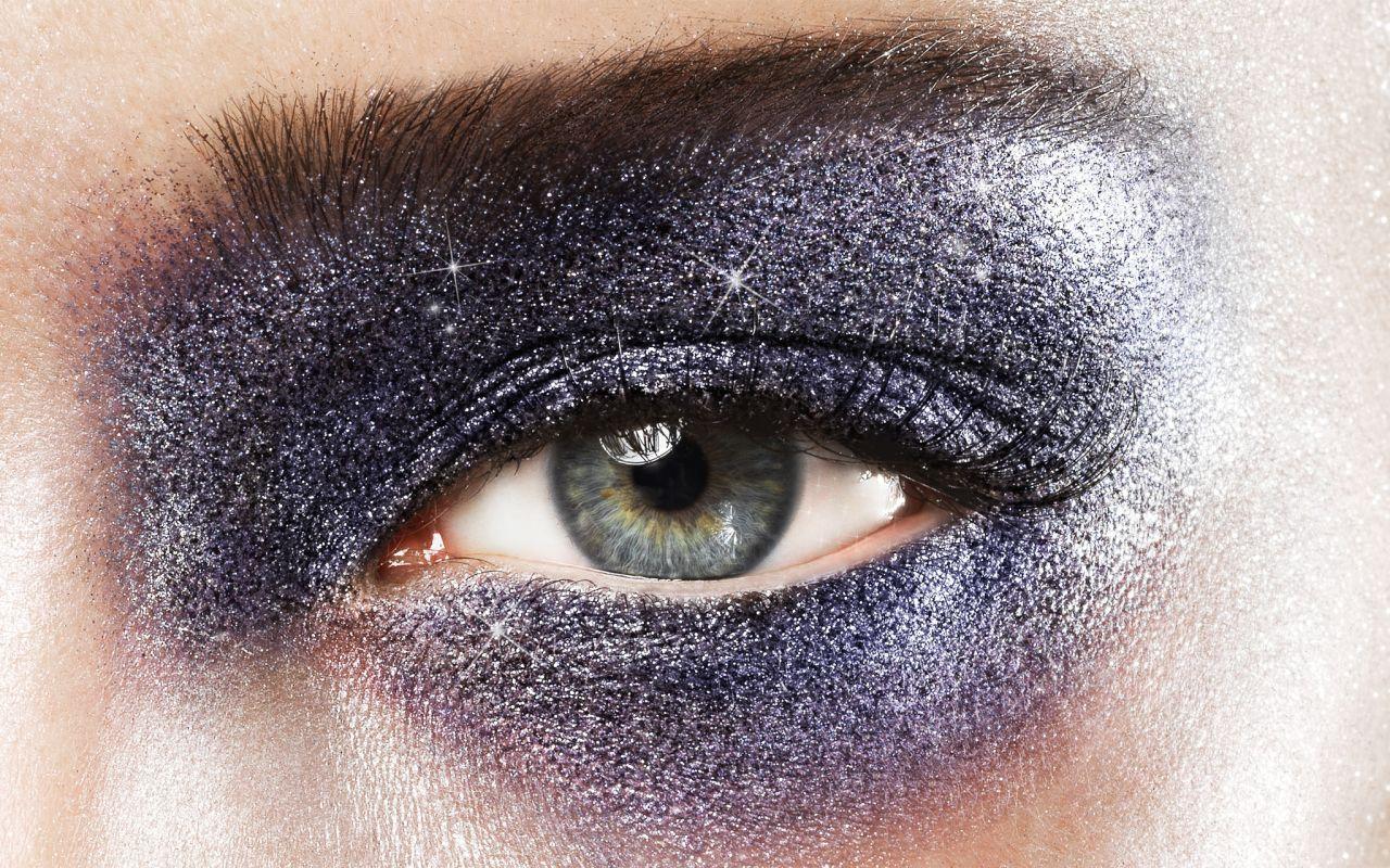 Ombretto applicato su occhio, tonalità blu glitter con resa finale