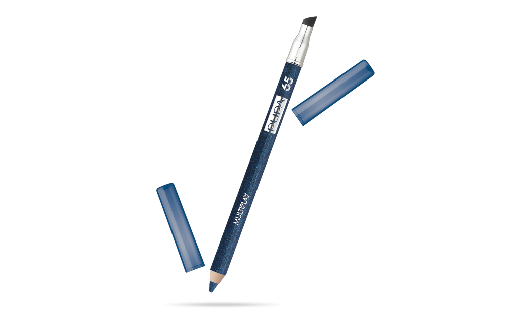 Due matite Pupa Multiplay 065 tonalità blu scuro con cappuccio, disposte a V su sfondo nero