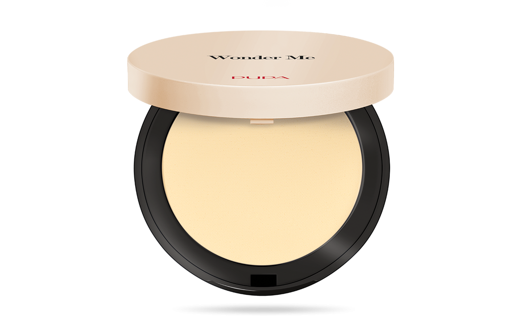 Cipria compatta beige champagne con applicatore, sfondo bianco