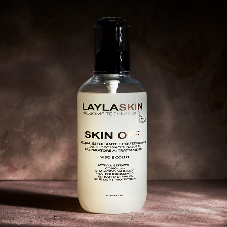 Flacone di Layla Skin Off Acqua Esfoliante per viso e collo da 250ML