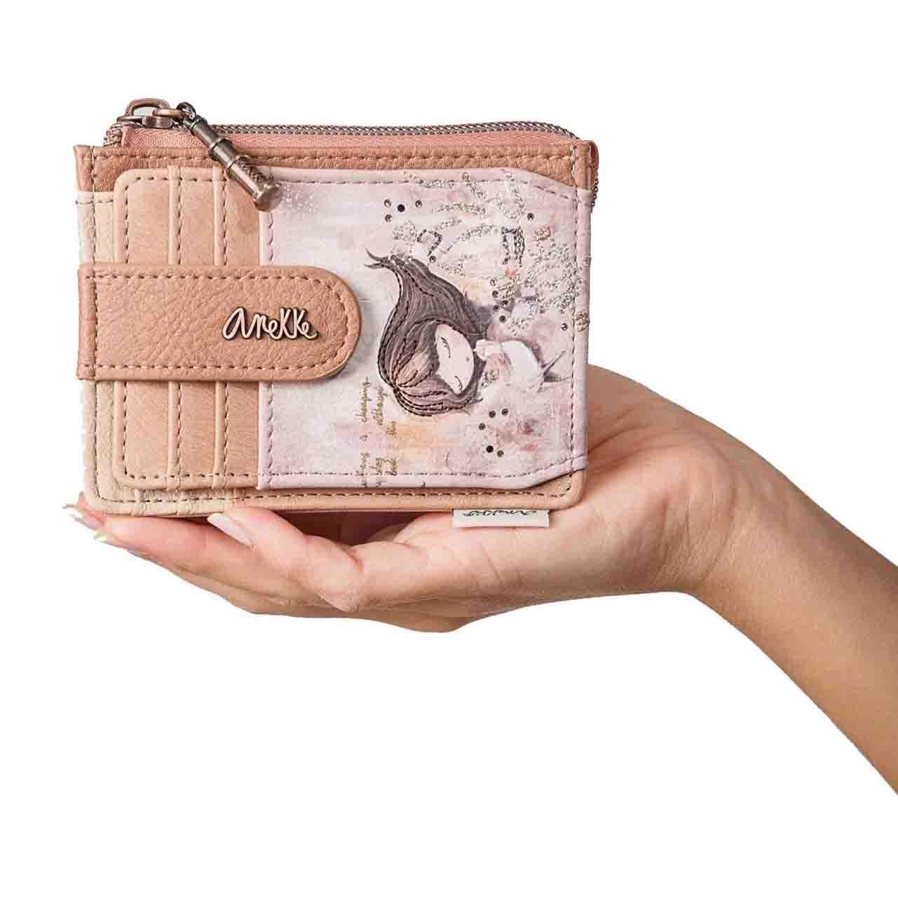 anekke anekke porta monete sintetico 40809-029 - foto 1 ANEKKE portamonete sintetico rosa tenuto in mano per mostrare le dimensioni