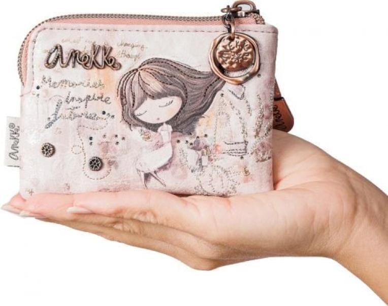 anekke anekke portafoglio sintetico 40809-019 - foto 1 Portafoglio sintetico ANEKKE nero con decorazione illustrata e charm, tenuto in mano