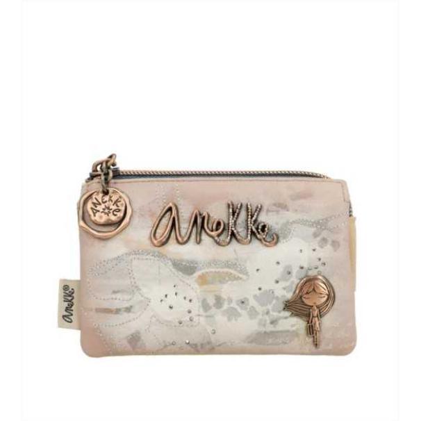 anekke anekke portafoglio sintetico 40829-010 - foto 1 Portafoglio sintetico beige con scritta ANEKKE, tracolla con charm, dettagli decorativi