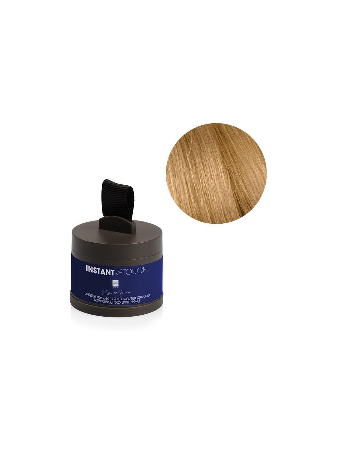 Barattolo blu di Instant Retouch con applicatore spray, affiancato da campione di capello biondo trattato