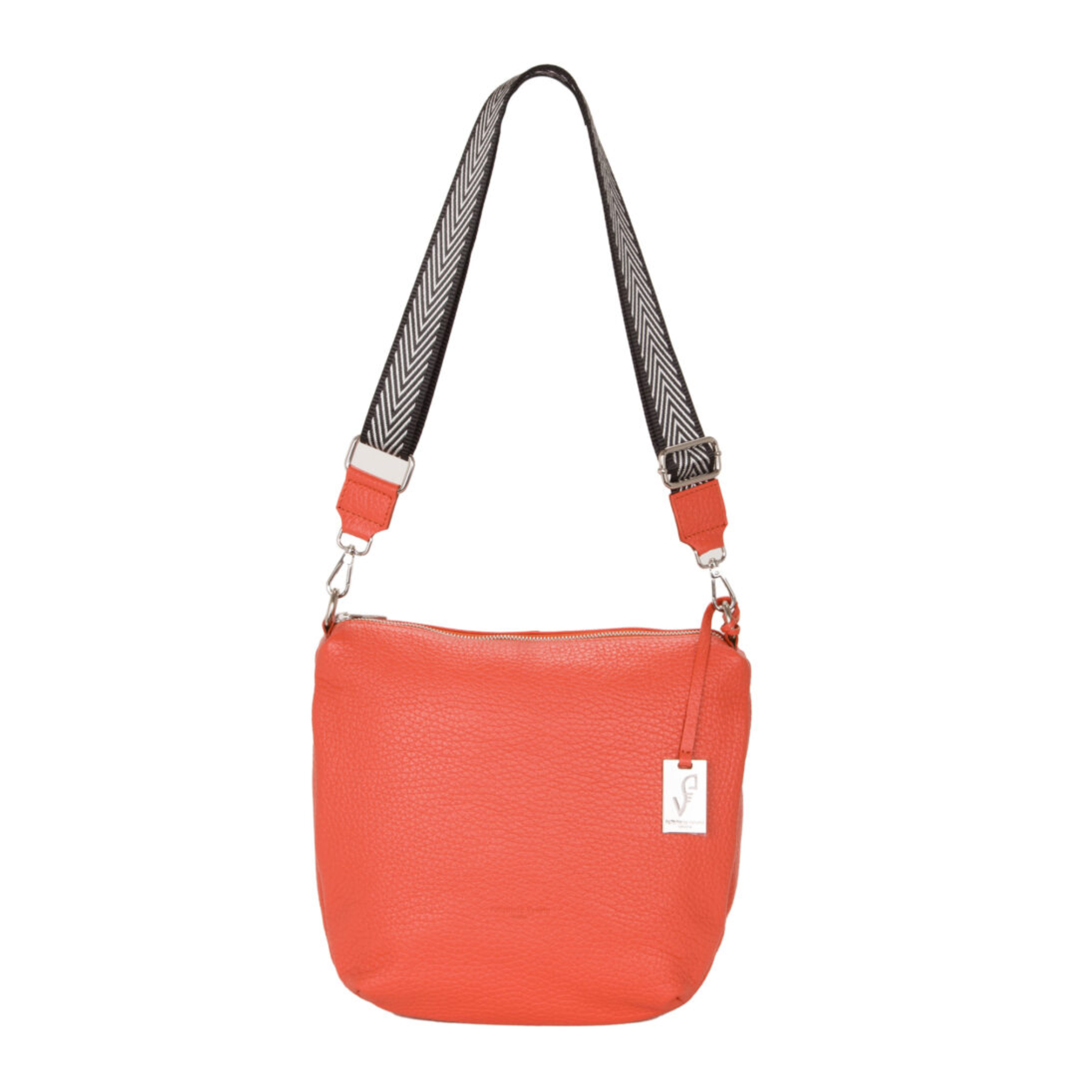 Borsa a spalla in pelle corallo con tracolla grigia, vista frontale