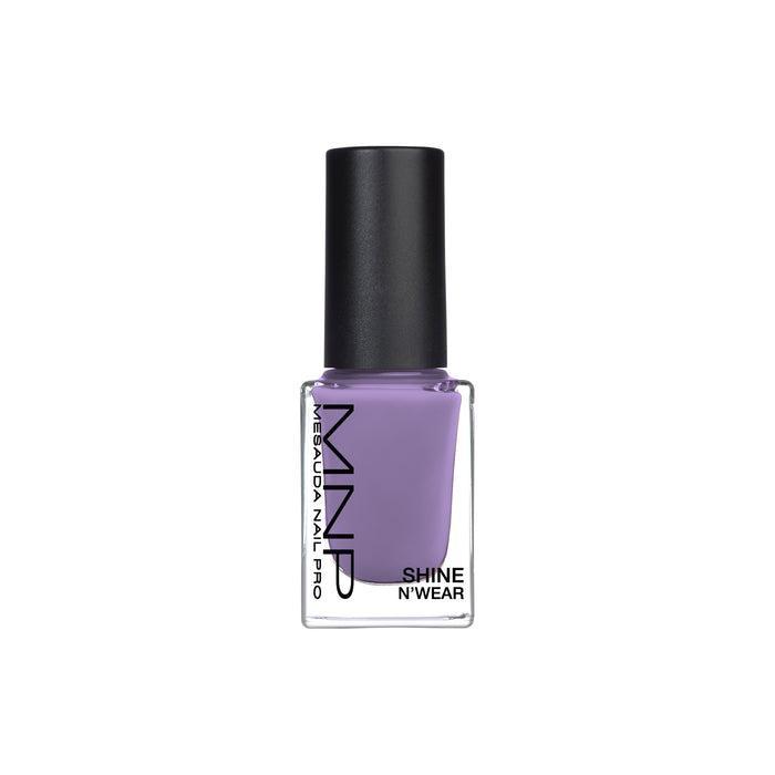 mnp mnp mesuada shine n'wear smalto unghie 10ml 281 lilac - foto 1 Bottiglia smalto unghie MNP Shine N'Wear 10ml colore lilac 281, tappo nero, fronte su sfondo bianco