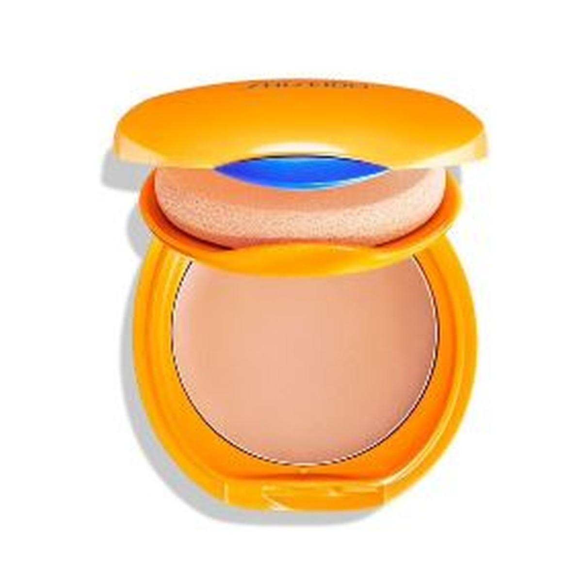 Fondotinta compatto Shiseido Sun confezione gialla, aperto con disco polvere e applicatore
