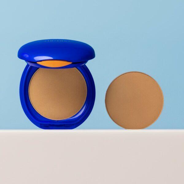 shiseido shiseido sun f.t.comp.40 med.ochre refil - foto 1 Shiseido Sun fondotinta compatto SPF 40 tonalità Medium Ochre, confezione blu aperta con prodotto