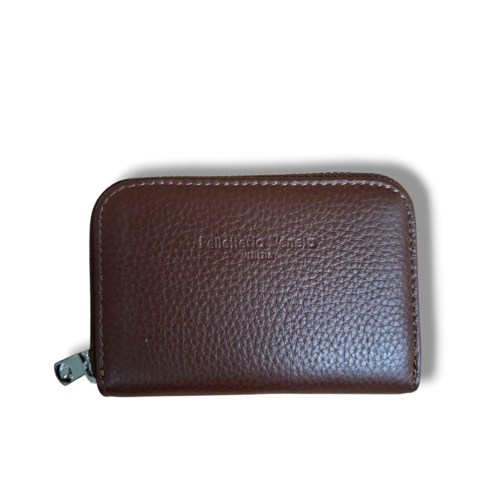 pelletteria veneta pelletteria veneta porta tessere in pelle pfv0023 cuoio - foto 1 Porta tessere in pelle marrone scuro con chiusura zip laterale, vista frontale