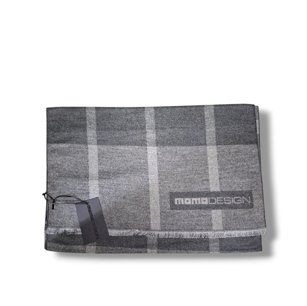 Sciarpa tartan grigia con righe bianche e etichetta MOMO DESIGN