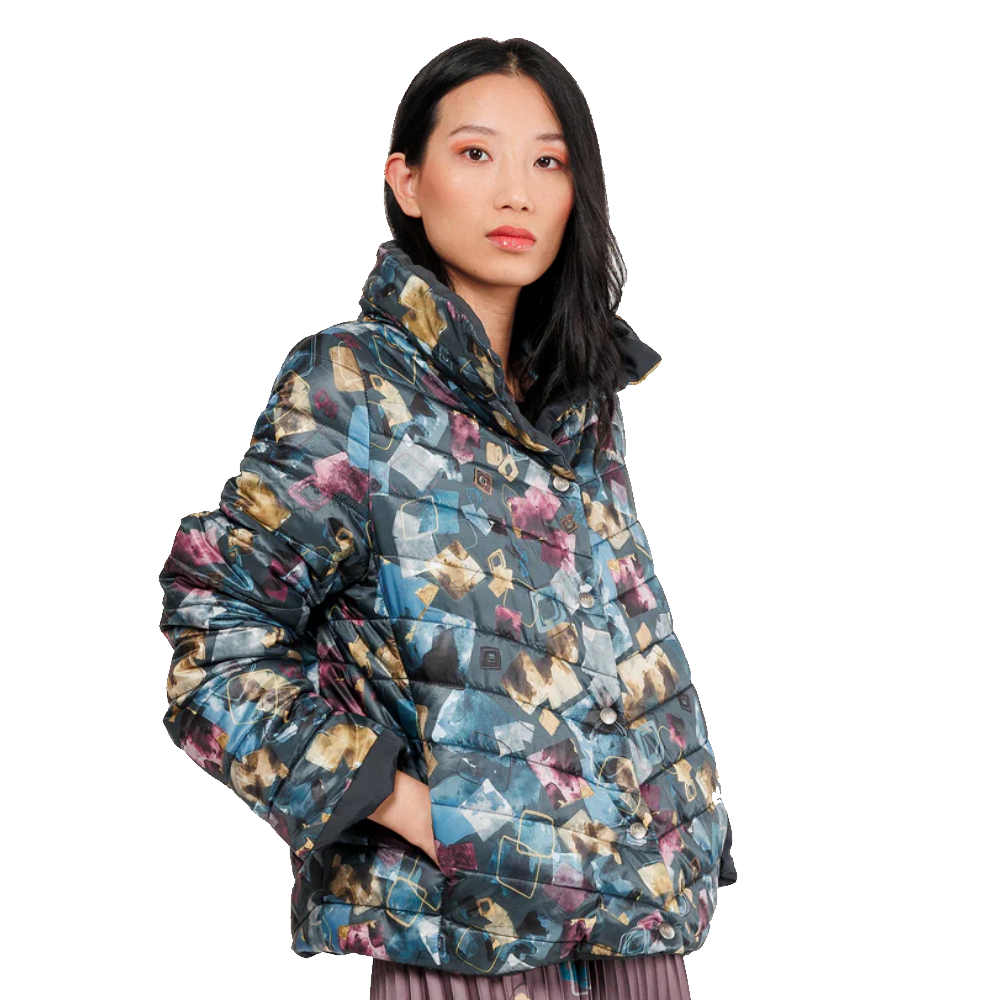 anekke-giacca-41273-401-medium Donna che indossa giacca piumino multicolore con stampa astratta blu, verde e rosa, vista frontale, isolata su sfondo bianco